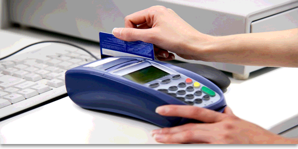 Persona usando tarjeta de crédito