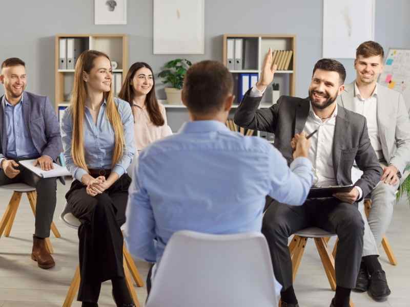 Grupo de jóvenes profesionales en una sesión de capacitación, representando programas que preparan el camino al primer empleo formal.