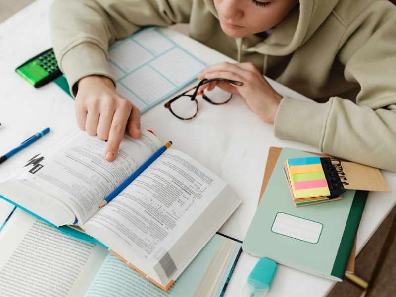mujer leyendo sobre sus finanzas y aprendiendo
