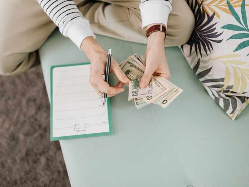 mujer ordenando sus finanzas personales