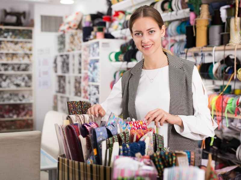 Emprendedora en tienda organizando productos e inventario, lista para vender con factura y atender clientes B2B en Guatemala.