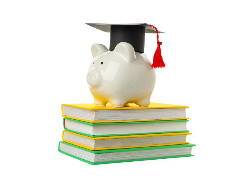 Un cerdito alcancía con un birrete de graduación sobre una pila de libros coloridos, ilustrando la importancia de las finanzas personales para estudiantes con beca.