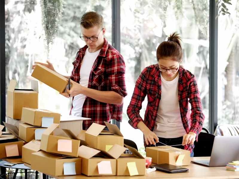Equipo preparando cajas para envíos, mostrando procesos y trazabilidad que ayudan a competir sin guerra de precios y con facturación.
