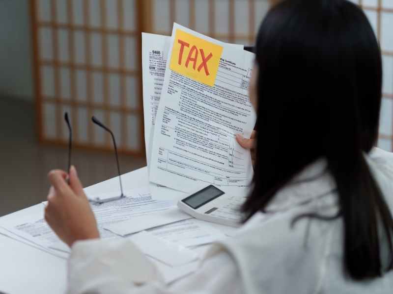 Persona revisando documento de impuestos para mantener la formalidad fiscal y el flujo de caja en una pyme en Guatemala.