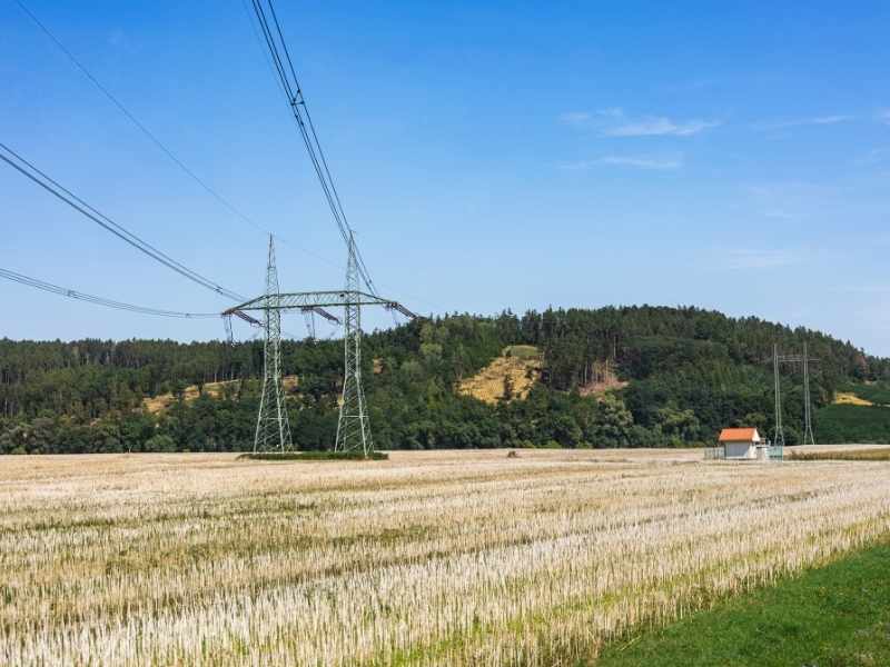 Esquema de energía distribuida para electrificación rural con almacenamiento y red local