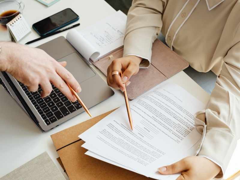 Consejo directivo revisando reglas de gobernanza familiar para sostener continuidad empresarial.