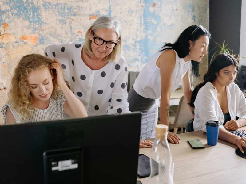 Equipo multigeneracional trabajando en sucesión, cultura organizacional y legado empresarial.
