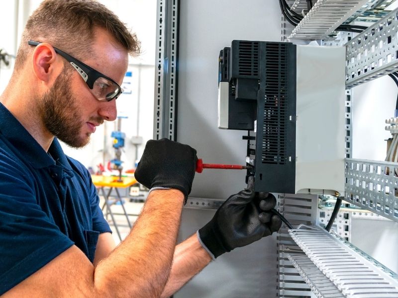 Panel de medición de consumo eléctrico utilizado para establecer una línea base y analizar variaciones de demanda.