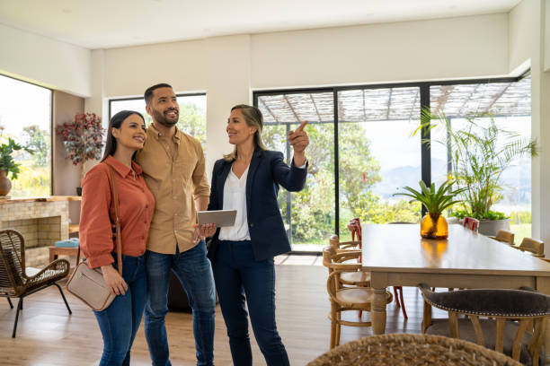 Personas revisando recomendaciones antes de comprar casa