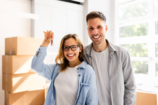 Personas revisando recomendaciones antes de comprar casa